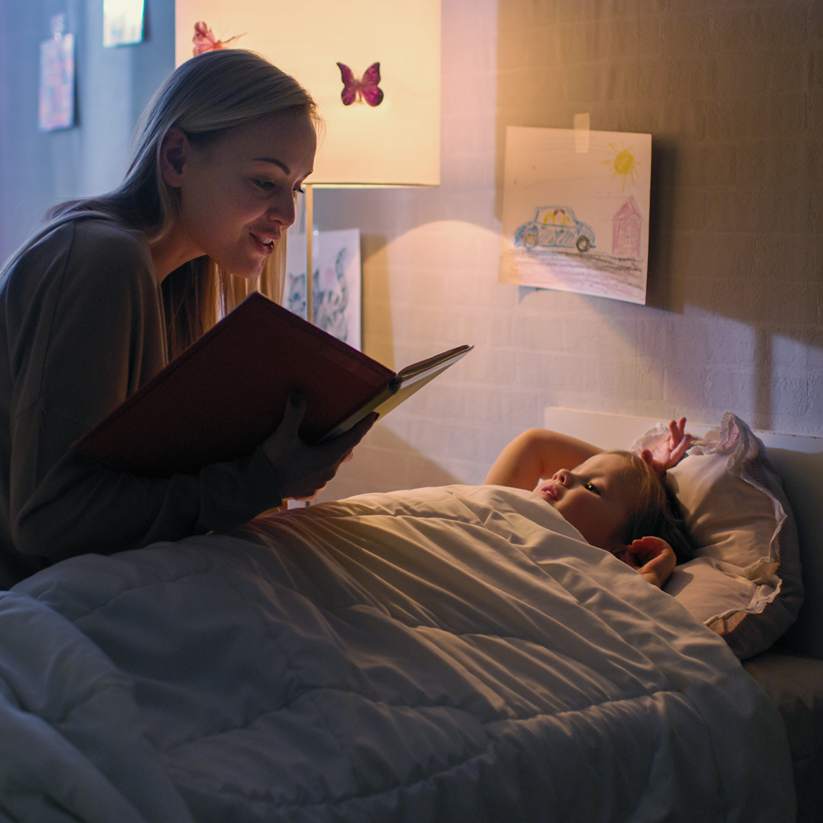 Няня укладывает спать. Мама читает сказку на ночь. Чтение на ночь детям. Няня на ночь. Няня укладывает ребенка спать.