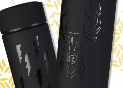Černé lahve s lakovaným potiskem blesků nebo jelena